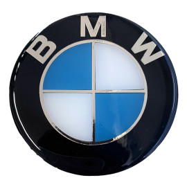 BMW ΑΥΤΟΚΟΛΛΗΤΟ ΣΗΜΑ ΚΑΠΩ 7,9 cm ΓΑΛΑΖΙΟ/ΜΑΥΡΟ/ΛΕΥΚΟ/ΧΡΩΜΙΟ ΜΕ ΕΠΙΚΑΛΥΨΗ ΕΠΟΞΕΙΔΙΚΗΣ ΡΥΤΙΝΗΣ (ΥΓΡΟ ΓΥΑΛΙ) - 1 ΤΕΜ.